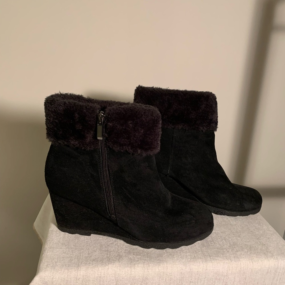 ALFANI MACY’S Black suede wedge boot with fur trim 7M